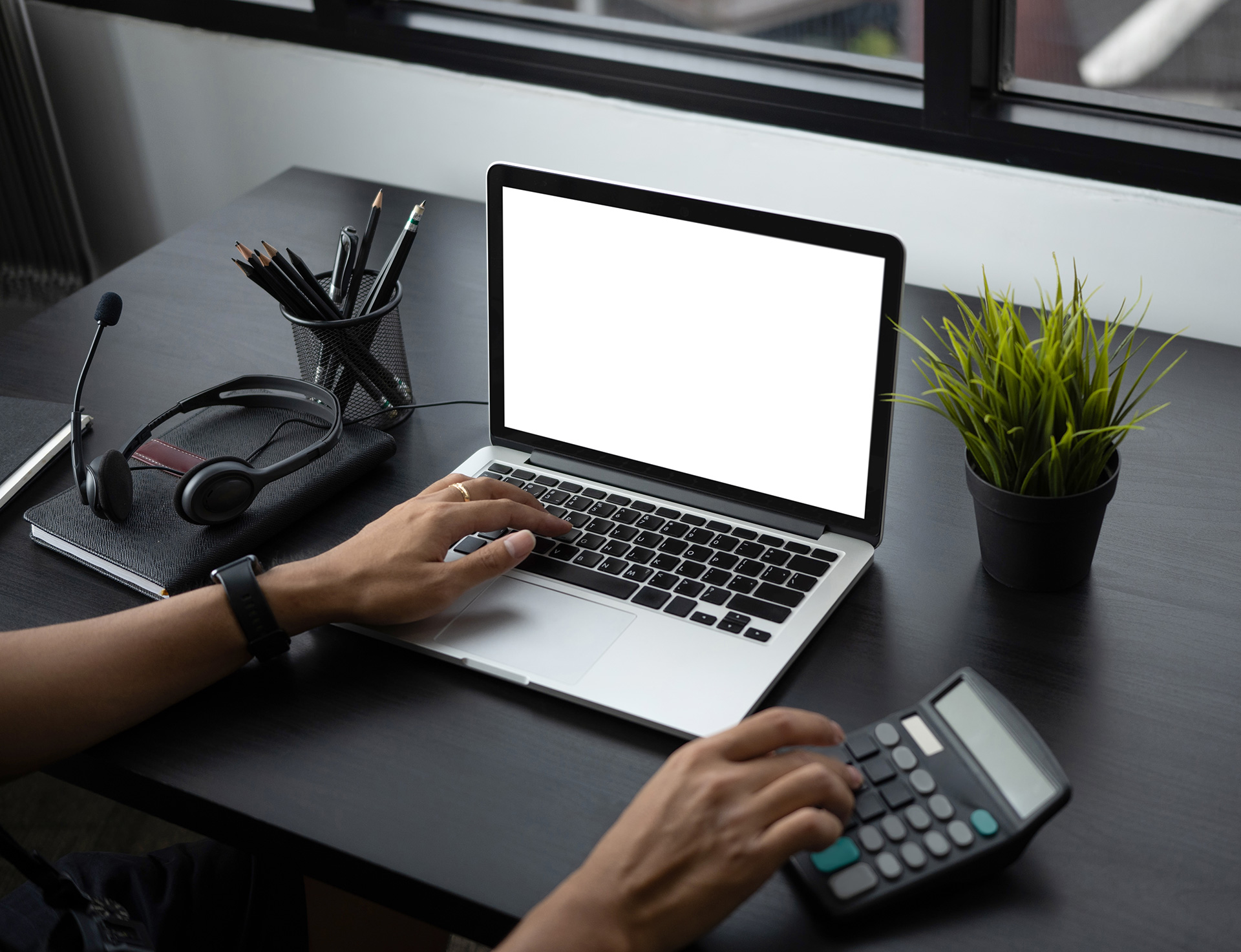 Skrivebord med computer